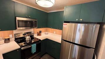 Frigorífico, microondas, horno y placa de cocina