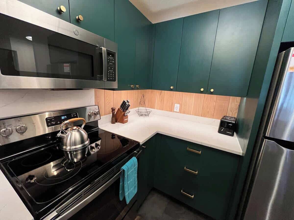 Fridge, microwave, oven, stovetop