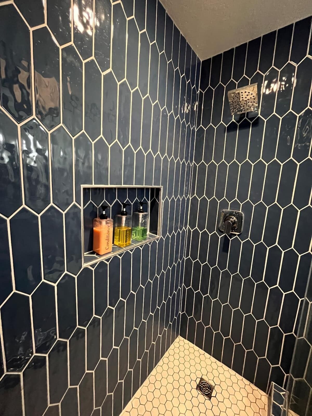 Bathtub, hair dryer, towels, shampoo