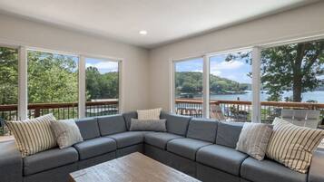 Smart TV, lareira, livros