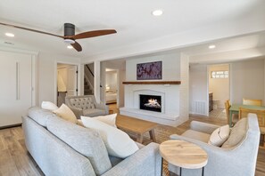 Smart TV, chimenea y libros
