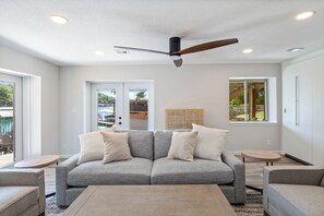 Een smart-tv, een open haard en boeken