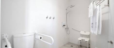 Un baño moderno con inodoro, ducha y lavamanos.