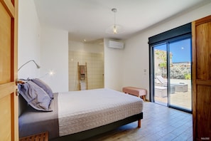 Bureau, fer et planche Ă repasser, lit parapluie, Wi-Fi