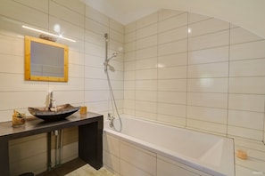 Regadera, secadora de cabello, toallas, papel de baño 