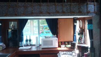 Geladeira, micro-ondas, fogão, cooktop