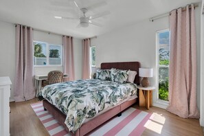 4 habitaciones, escritorio y tabla de planchar con plancha