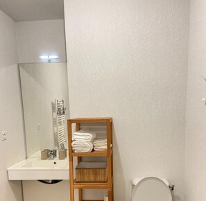 Douche, serviettes fournies, savon, shampoing