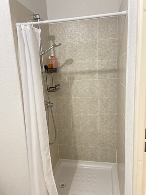 Dusche, Handtücher, Seife, Shampoo