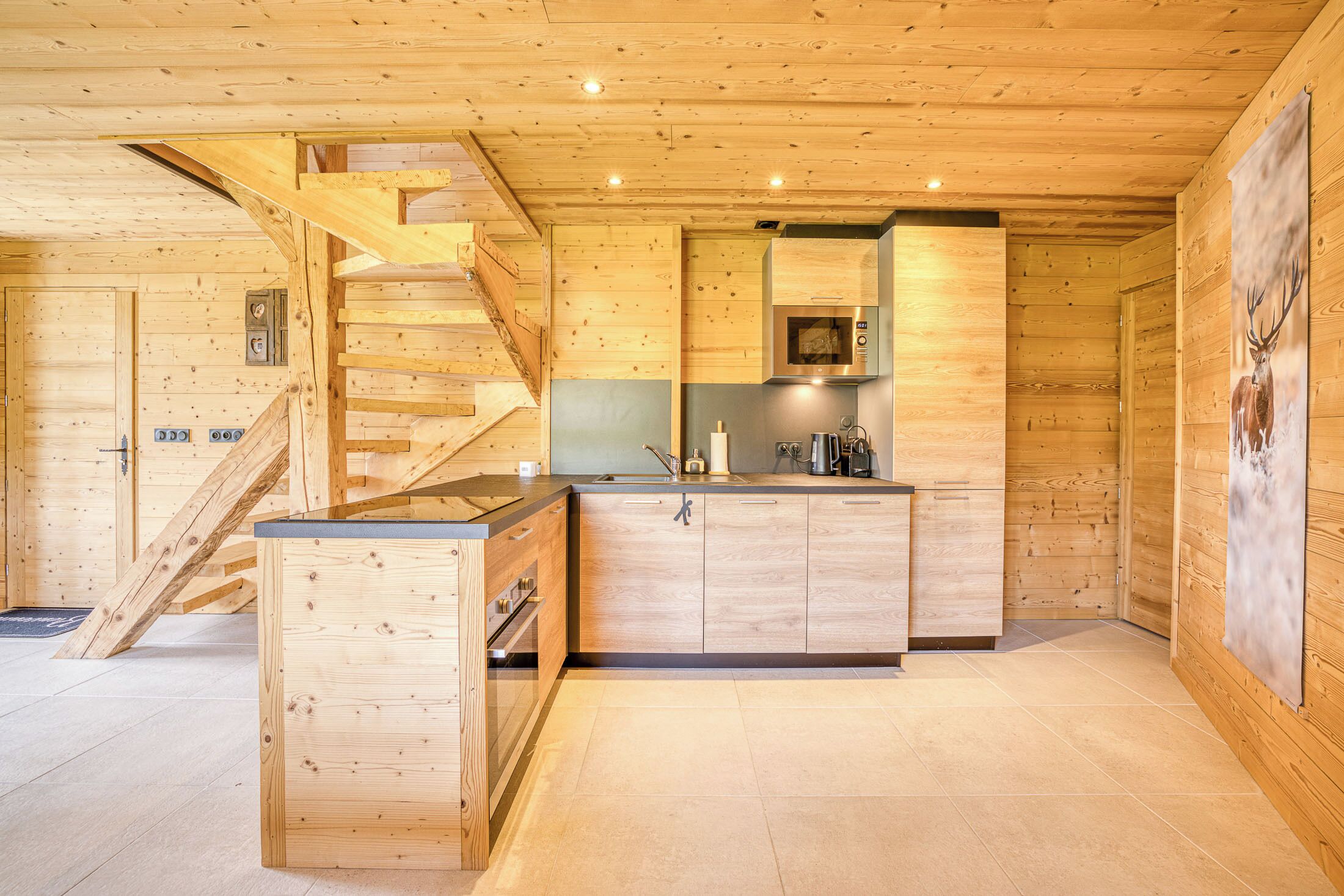 Wasserkocher mit Kaffee-/Teezubehör, Kühlschrank, Mikrowelle, Ofen