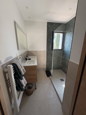 Dusche, Haartrockner, Handtücher, Seife