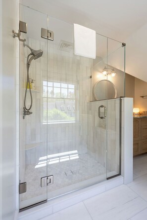 Douche, séchoir à cheveux, serviettes fournies, savon