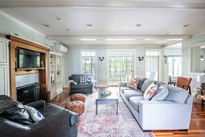 Smart-TV, Kamin, Bücher, Drucker