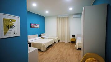 Quarto quádruplo luxo | 1 quarto, frigobar, individualmente mobiliados, escrivaninha