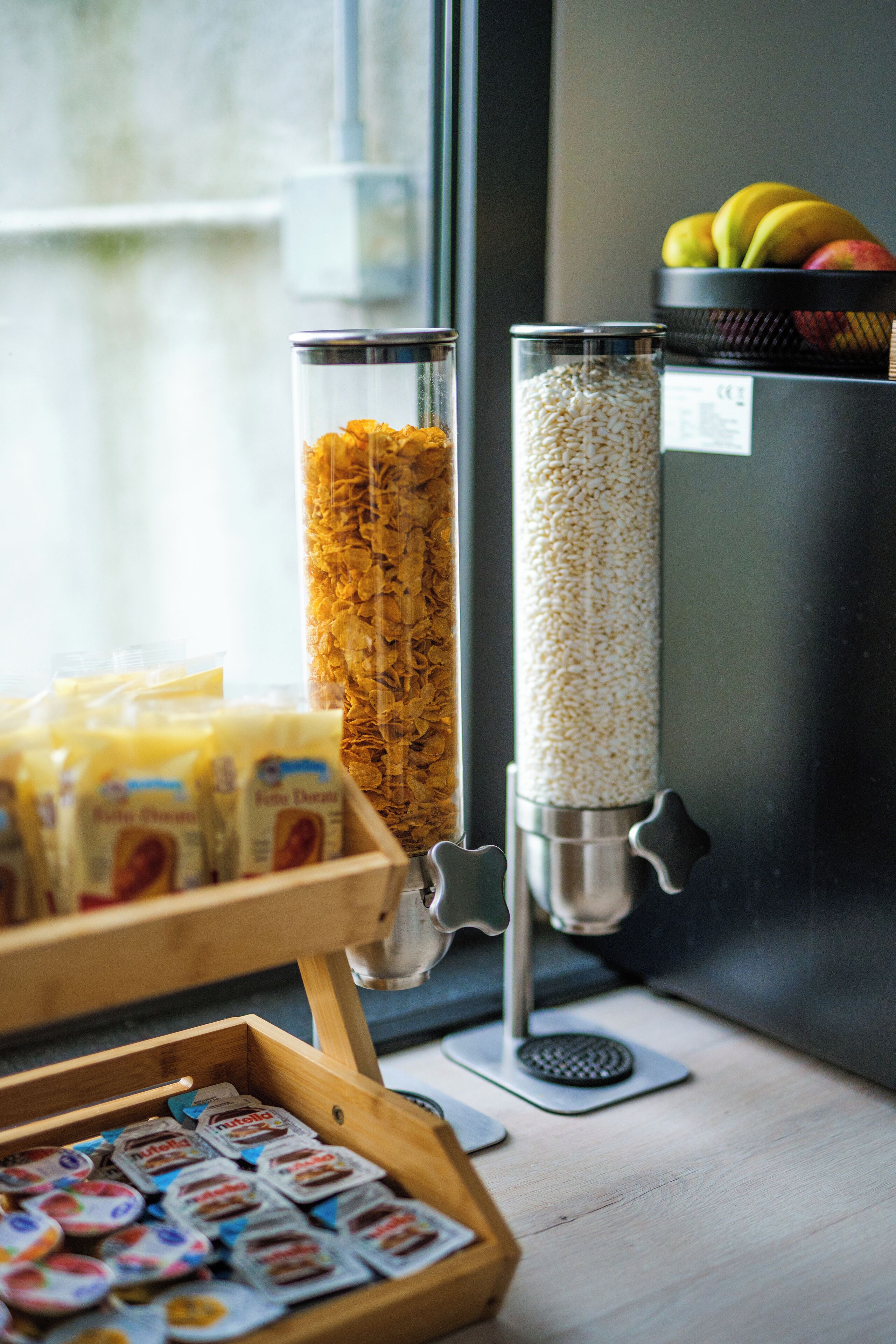 Una barra de desayuno con cereales, leche y fruta.