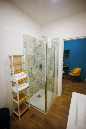 Deluxe Quadruple Room | Bathroom | Shower, rainfall showerhead, hair dryer, bidet - Terminal 1 Guest House (Naples)