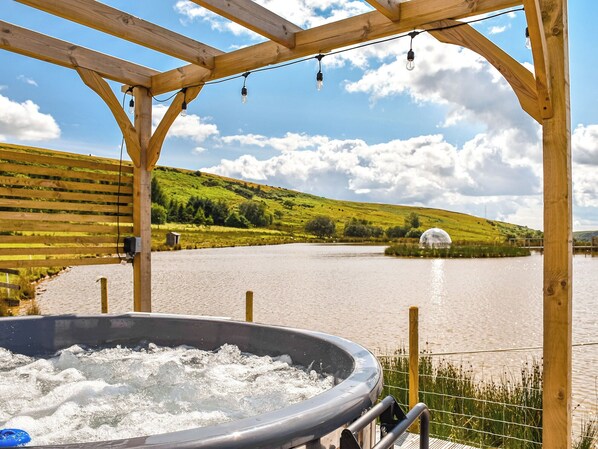 Outdoor spa tub - All aboard The Rose at Coynant Farm. (Felindre, near Swansea)