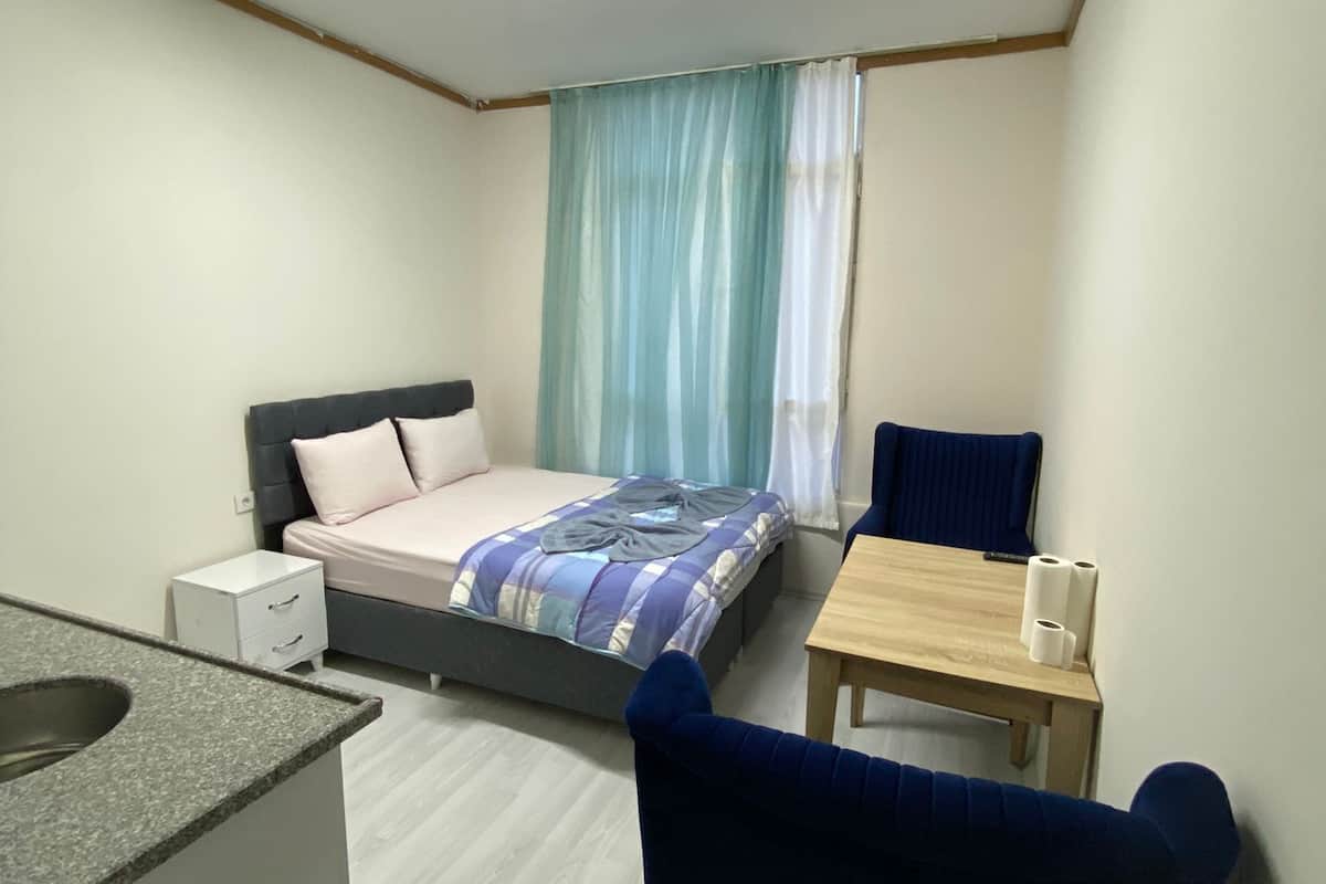 Escrivaninha, quartos à prova de som, Wi-Fi de cortesia, roupa de cama