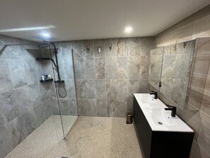 Douche, sèche-cheveux, papier toilette