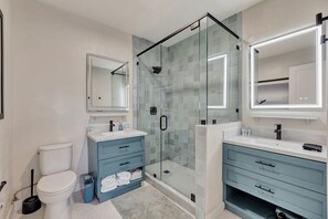 Haartrockner, Handtücher, Toilettenpapier