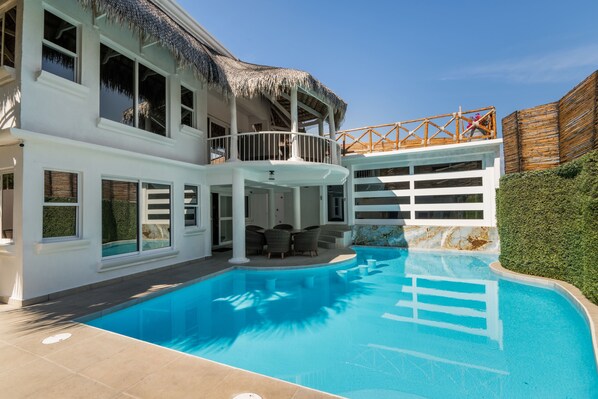 Alberca al aire libre y alberca climatizada