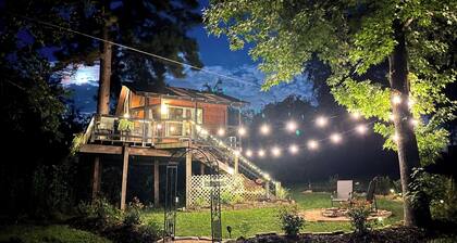 Lake Conroe Treehouse, firepit, kayaks, secluded, Lake Conroe