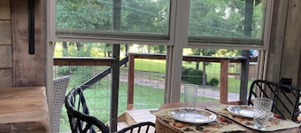 Lake Conroe Treehouse, firepit, kayaks, secluded, Lake Conroe