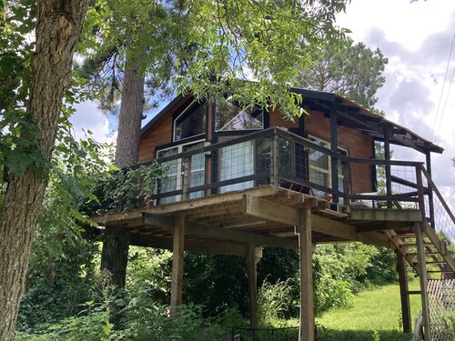 Lake Conroe Treehouse, firepit, kayaks, bbq