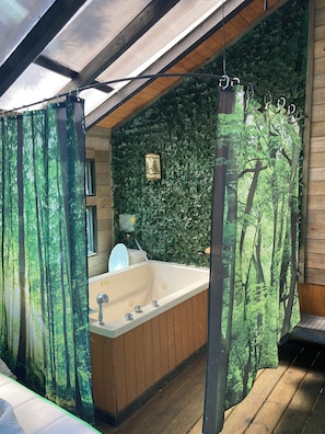 Whirlpool, Haartrockner, Handtücher, Seife