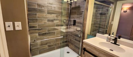 Een douche, een haardroger, handdoeken, zeep