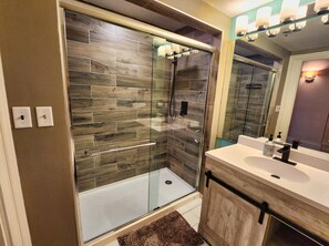 تجهيزات دش، مجففات شعر، مناشف، صابون