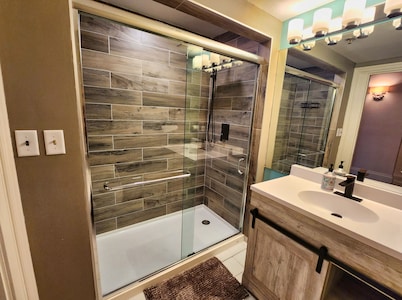 Spacious & historic residence in downtown, a 15-min walk to most venues & events
