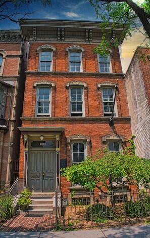 Exterior - Spacious & historic residence in downtown, a 15-min walk to most venues & events (Detroit)