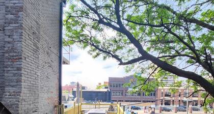 Spacious & historic residence in downtown, a 15-min walk to most venues & events