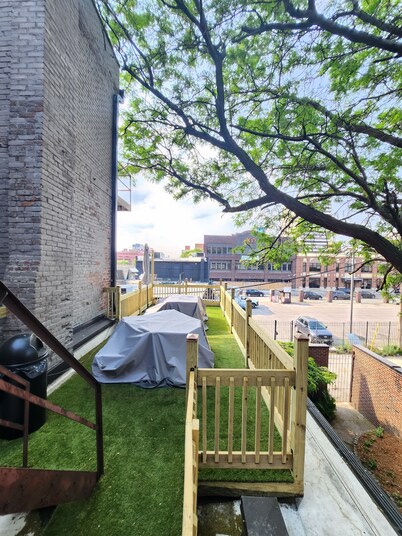 Spacious & historic residence in downtown, a 15-min walk to most venues & events