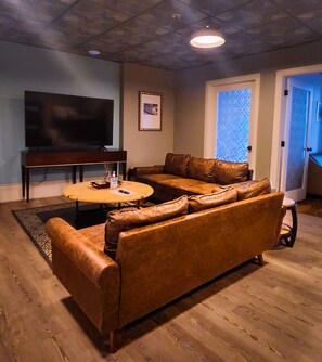 Smart TV, video games, printers - Spacious & historic residence in downtown, a 15-min walk to most venues & events (Detroit)