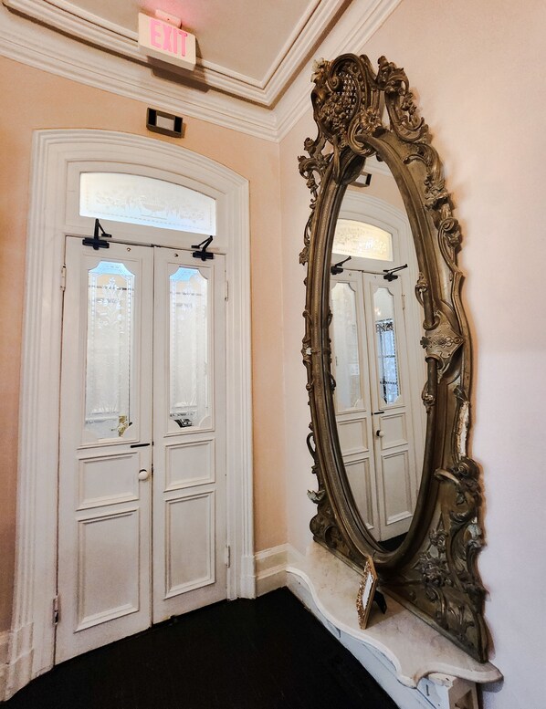 المنشأة من الداخل