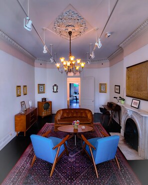 Smart TV, video games, printers - Spacious & historic residence in downtown, a 15-min walk to most venues & events (Detroit)