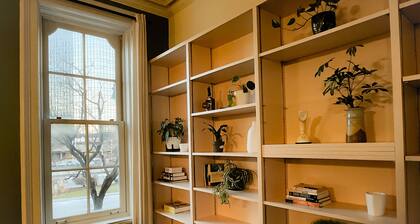 Spacious & historic residence in downtown, a 15-min walk to most venues & events