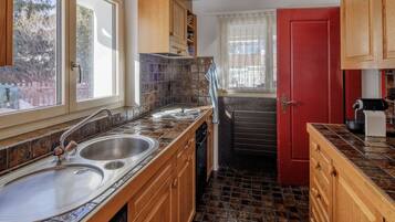 Fridge, dishwasher, cookware/dishes/utensils