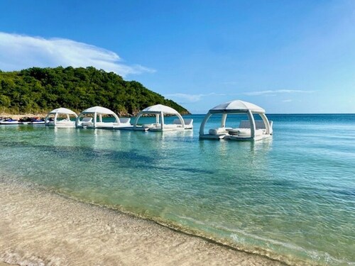 Spectacular Ocean and Island Views from Every Room
Condo Sleeps 4 
Mahogany Run