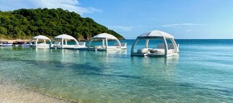 Spectacular Ocean and Island Views from Every Room
Condo Sleeps 4 
Mahogany Run