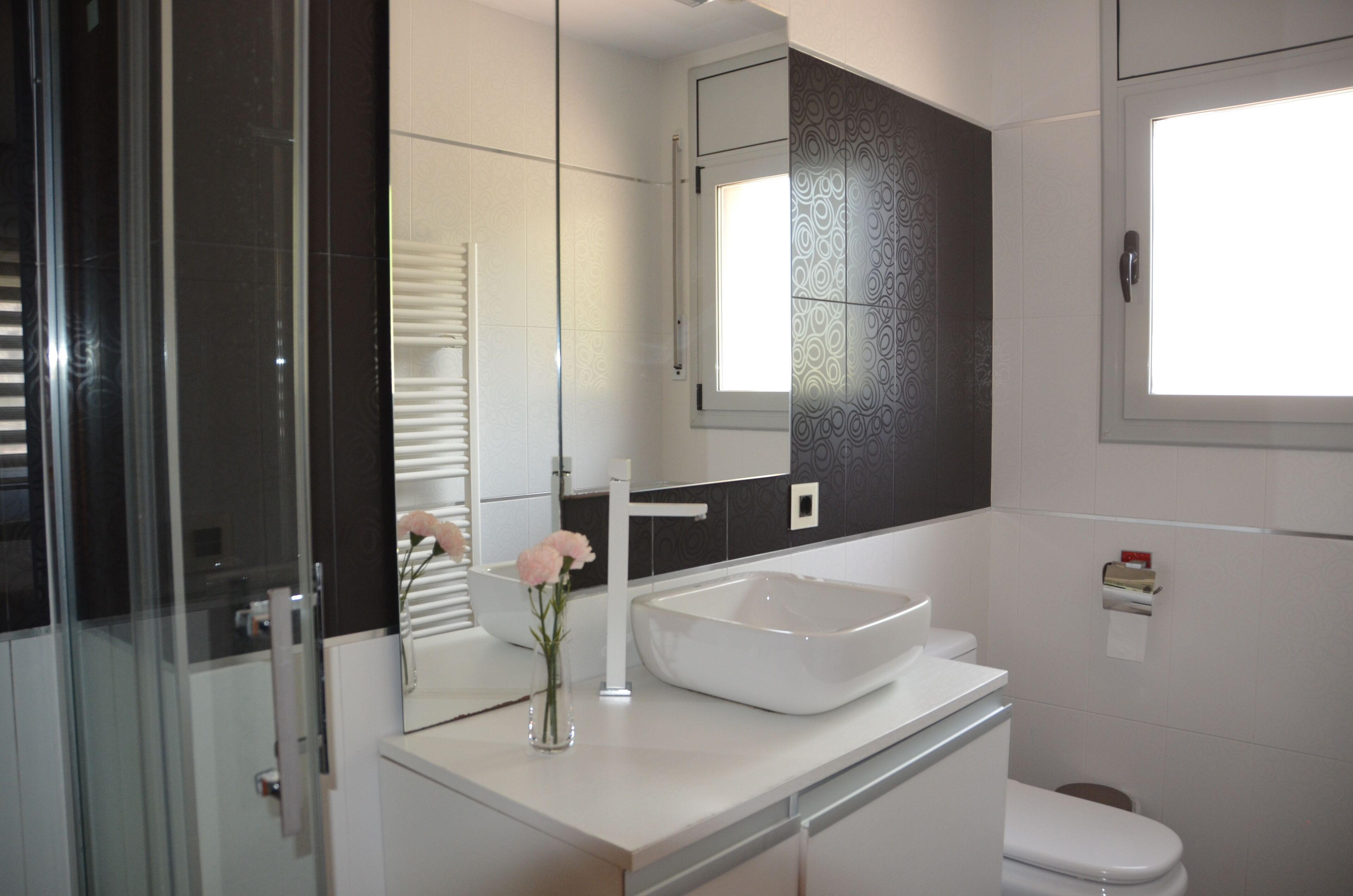 Shower, bidet, towels