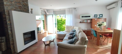Casa Familiar Rodeada de Viñedos, con Piscina y Sala de Juegos