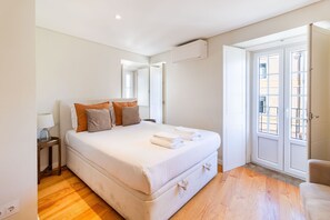 2 chambres, coffres-forts dans les chambres, fer et planche à repasser