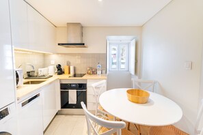 Réfrigérateur, four à micro-ondes, un four, surface de cuisson