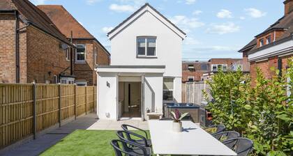 New Home near Sandbanks + Hot Tub + Sleeps 9 guests. 3 x bathrooms