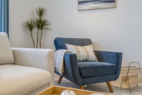 New Home near Sandbanks + Hot Tub + Sleeps 9 guests. 3 x bathrooms