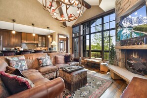 Deluxe Condo | Living area