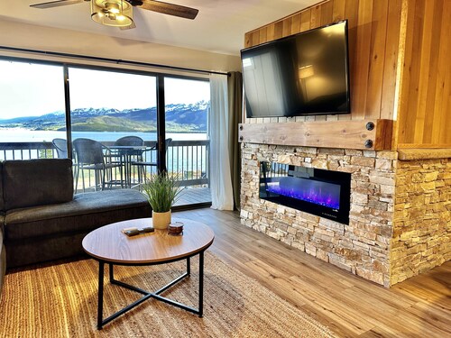 Cozy, Modern Lakeside Condo